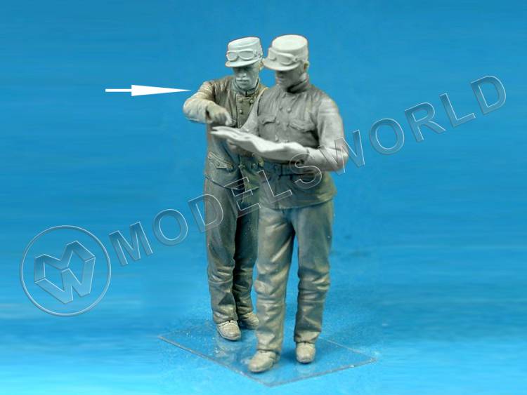 Фигура члена экипажа бельгийского бронеавтомобиля, проверяющий карту. Масштаб 1:35 - фото 1